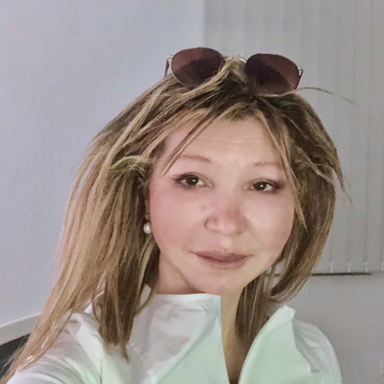 Frau Blotiu in ihrer Praxis schaut laechelnd in die Kamera